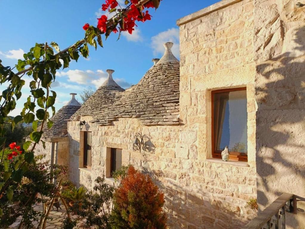 Un bâtiment en pierre doté de plusieurs cheminées et d’une fenêtre.