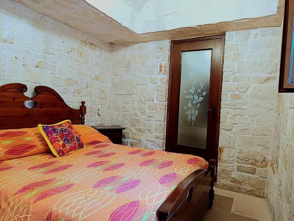 Desk, soundproofing, iron/ironing board, free WiFi