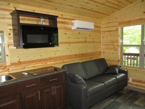 Cottage, 2 slaapkamers (No Linens Included) | Woonruimte