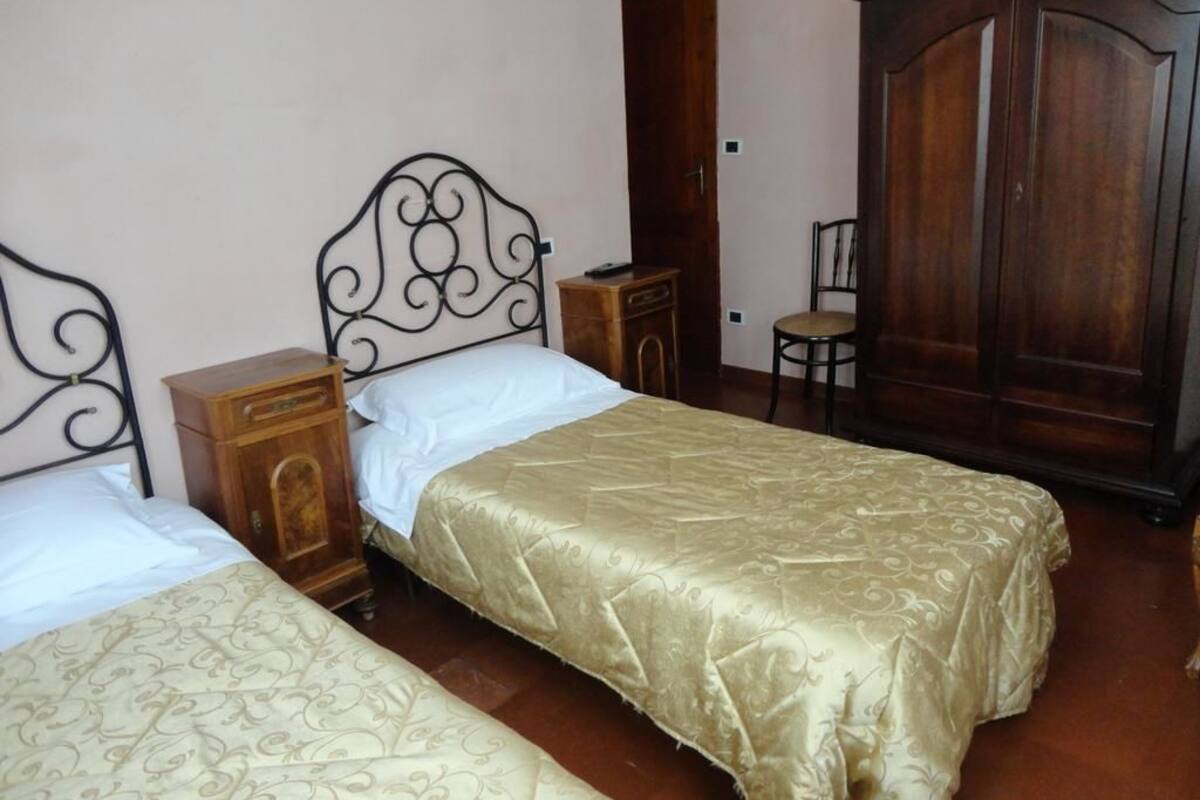 Dubbelrum eller tvåbäddsrum | Minibar, värdeförvaringsskåp på rummet, skrivbord och gratis wi-fi