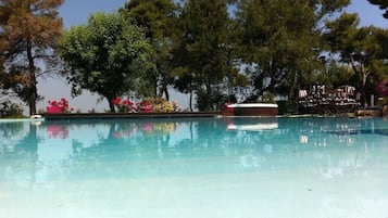 Seasonal outdoor pool, open 8:00 AM to 7:00 PM, pool loungers