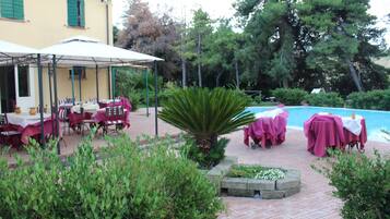 Seasonal outdoor pool, open 8:00 AM to 7:00 PM, pool loungers