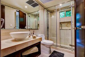 Apartamento luxo, 2 quartos, para não fumantes, no piso térreo | Banheiro | Chuveiro, toalhas de banho
