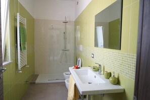 Apartamento luxo, 1 quarto | Banheiro | Chuveiro, chuveiro com efeito de chuva, produtos de toalete grátis