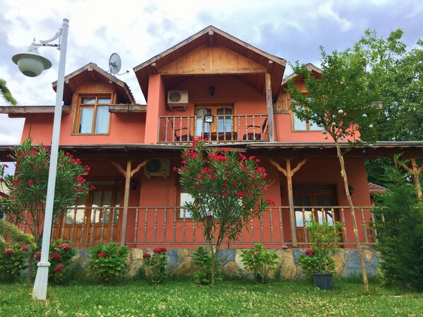 Front of property - Villa Penguen (Sapanca)