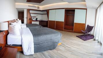 Suite Ejecutiva | Dundyner, pengeskab på værelset, skrivebord, strygejern/strygebræt