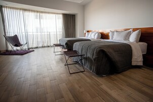 Cubrecamas, caja de seguridad en la habitación y escritorio 