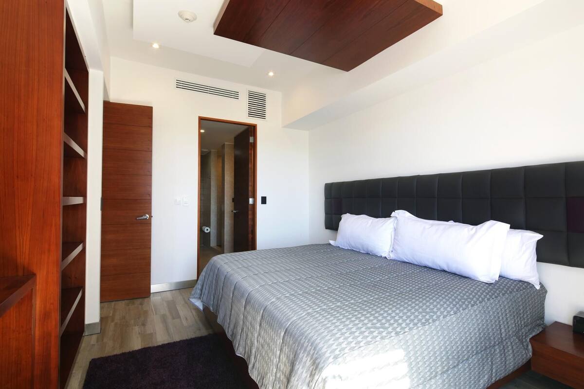 Down duvets, in-room safe, desk, iron/ironing board
