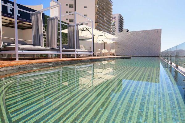 Una piscina al aire libre