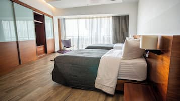 Suite Ejecutiva | Down comforters, in-room safe, desk, iron/ironing board