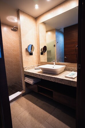 Suite de Lujo | Bathroom | Shower, free toiletries, hair dryer, towels - Sonata Hotel (San Andrés Cholula)