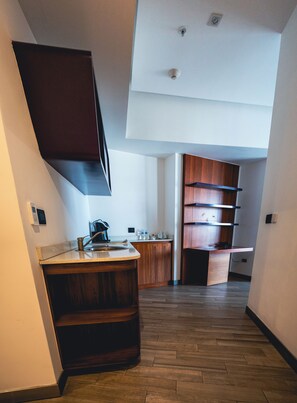 Grand Deluxe 2 King Beds, Non smoking | Cocina privada | Cafetera o tetera