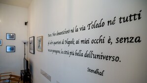 A wall with a quote in Italian. - GuestHouse Marcanto - Duomo (Naples)