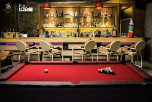 2 bars, bar en milieu de piscine, bar en bord de piscine