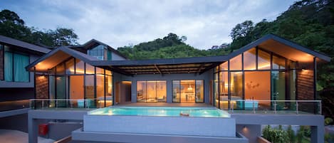 Villa, 2 soverom, sjøutsikt | Minibar, safe på rommet, skrivebord og blendingsgardiner