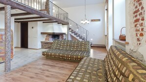 Deluxe appartement | Woonruimte | Lcd-televisie en een open haard