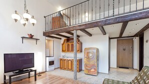 Deluxe appartement | Woonruimte | Lcd-televisie en een open haard