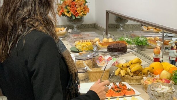 بوفيه فطور مجانًا يوميًا