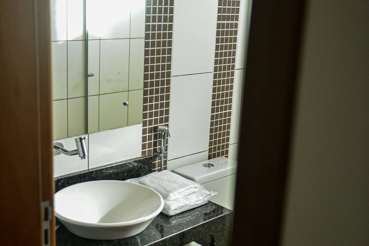 double room, 6 bedrooms | bathroom | shower, towels