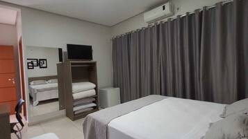 Tremannsrom, 2 soverom | Skrivebord, lydisolert, wi-fi (inkludert) og sengetøy