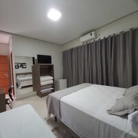 Escritorio, sistema de insonorización, wifi gratis y ropa de cama 
