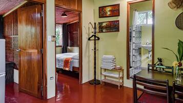 Cabaña básica, 2 camas Queen size | Decoración personalizada, muebles diferentes y wifi gratis