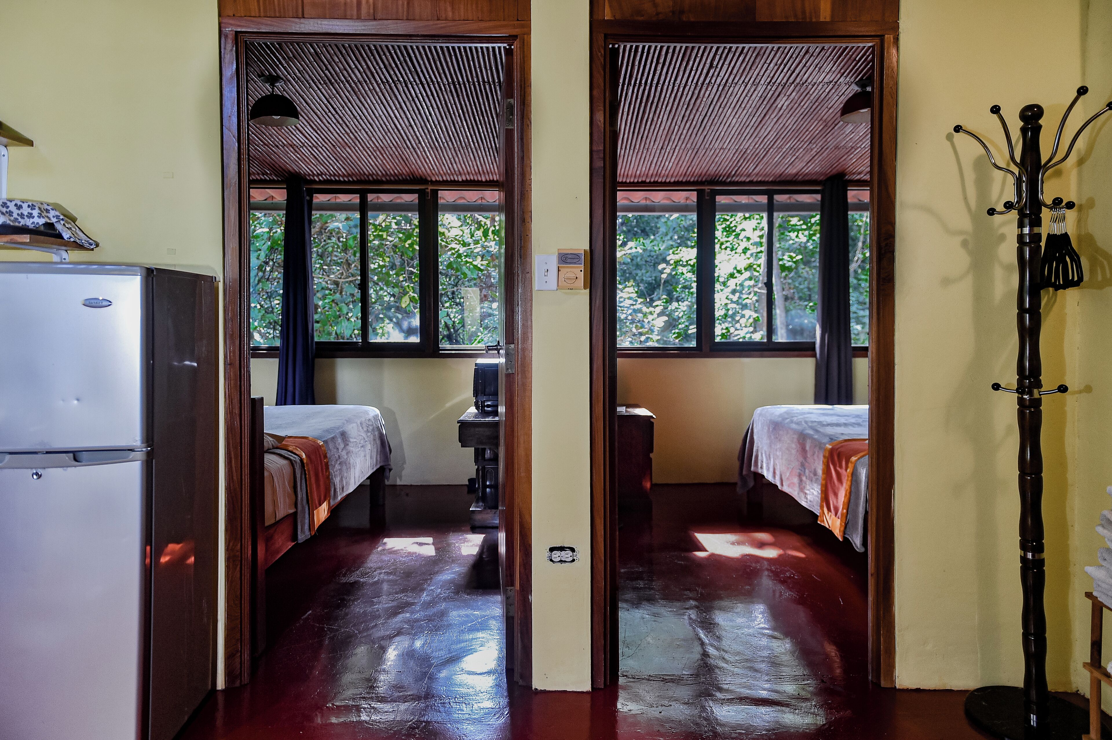 ベーシック キャビン クイーンベッド 2 台 | 客室ごとに異なる装飾、客室ごとに異なるインテリア、WiFi (無料)、ベッドシーツ