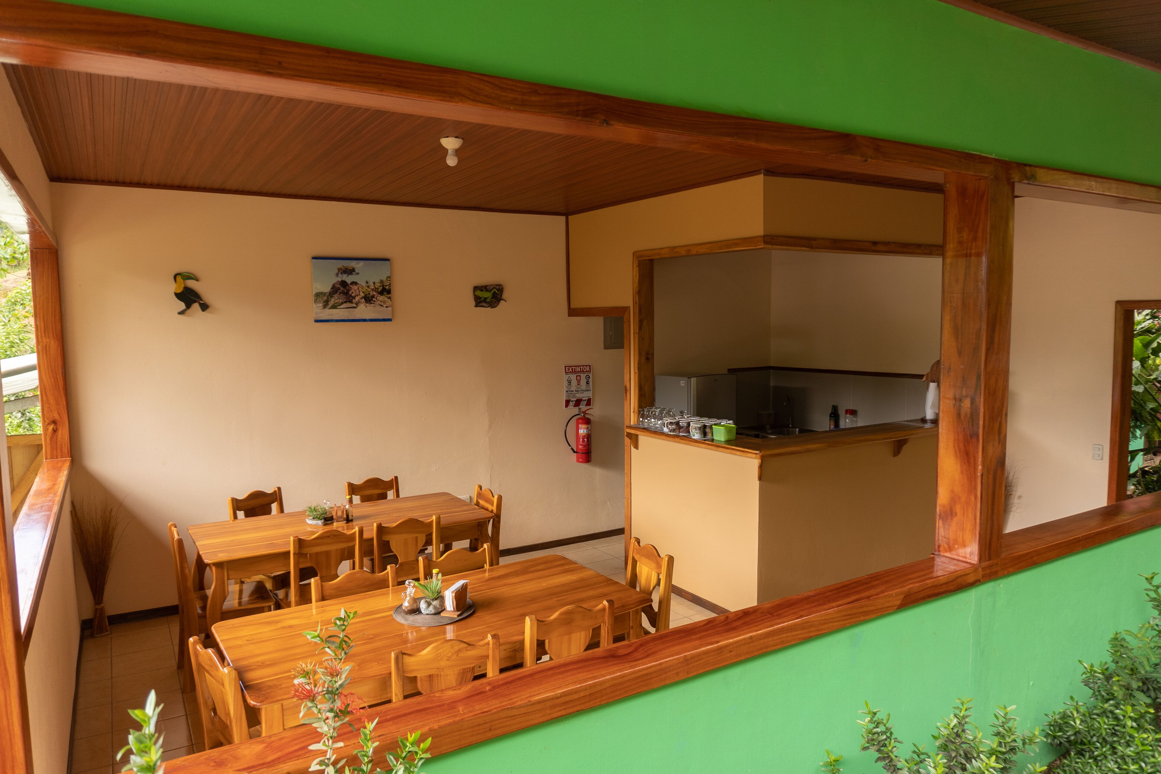 Desayuno continental (USD 8 por persona) 