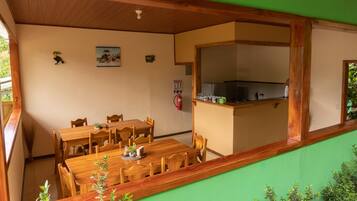 Desayuno continental (USD 8 por persona)