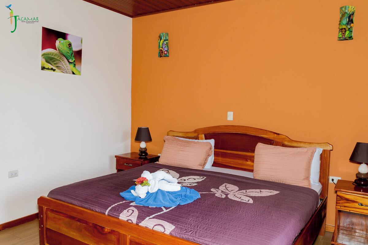 In-room safe, WiFi (free), bed sheets