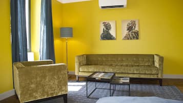 Deluxe tweepersoonskamer | Woonruimte | Flatscreentelevisie