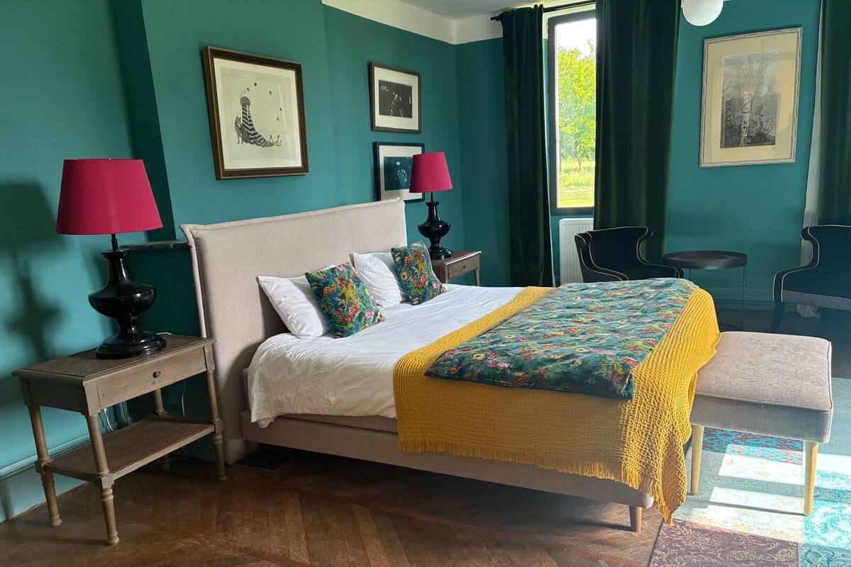 Suite | Premium bedding, blackout curtains, iron/ironing board (on request)
