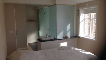 تجهيزات دش، مستلزمات مجانية للعناية الشخصية، مجففات شعر، مناشف