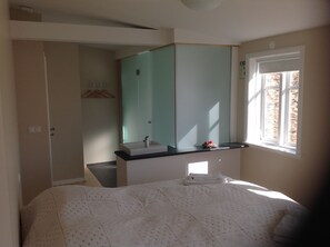 シャワー、バスアメニティ (無料)、ヘアドライヤー、タオル