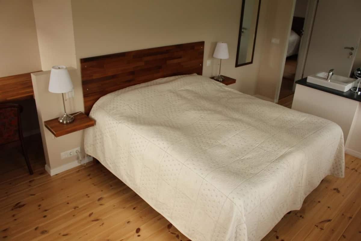 Habitación con 1 cama doble o 2 individuales, baño privado | Cortinas opacas, tabla de planchar con plancha, cunas gratuitas