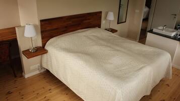 Phòng đôi hoặc 2 giường đơn, phòng tắm riêng | Màn/rèm cản sáng, bàn ủi/dụng cụ ủi quần áo