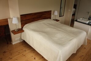 Habitación con 1 cama doble o 2 individuales, baño privado | Cortinas opacas, tabla de planchar con plancha, cunas gratuitas