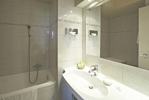 Standard Double Room, 1 Double Bed, Non Smoking | Bathroom | Combined shower/bathtub, deep-soaking bathtub, free toiletries - Hotel La Clairière (Guemar)