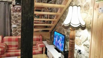 Nhà, 3 phòng ngủ | Khu phòng khách | TV màn hình phẳng