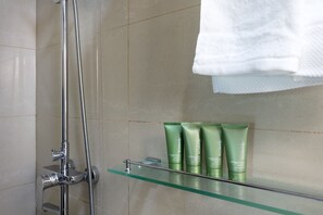 淋浴設備、免費梳洗用品、提供毛巾、番梘