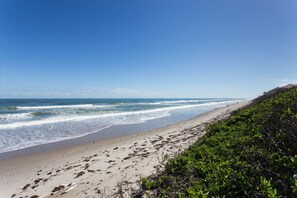 Privatstrand in der Nähe, Liegestühle, Sonnenschirme, Strandtücher