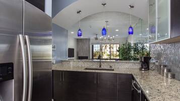 Luxury Townhome, 3 Bedrooms, Non Smoking | Private kitchen | Full-size fridge, microwave, oven, stovetop