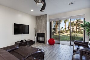 ラグジュアリー タウンホーム 3 ベッドルーム 禁煙 | リビングルーム | 薄型テレビ