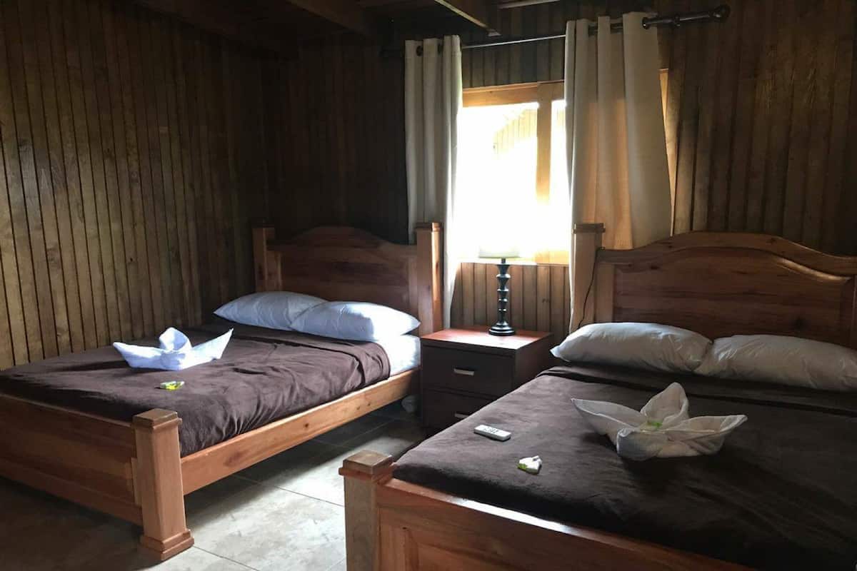 Tabla de planchar con plancha y ropa de cama 