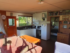 TV, fireplace, DVD player, stereo - Ngakuta Bay, Marlborough Sounds. (Ngakuta Bay)