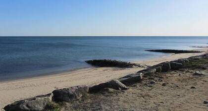 Comfortable Townhouse Walk To Beach with AC and private yard