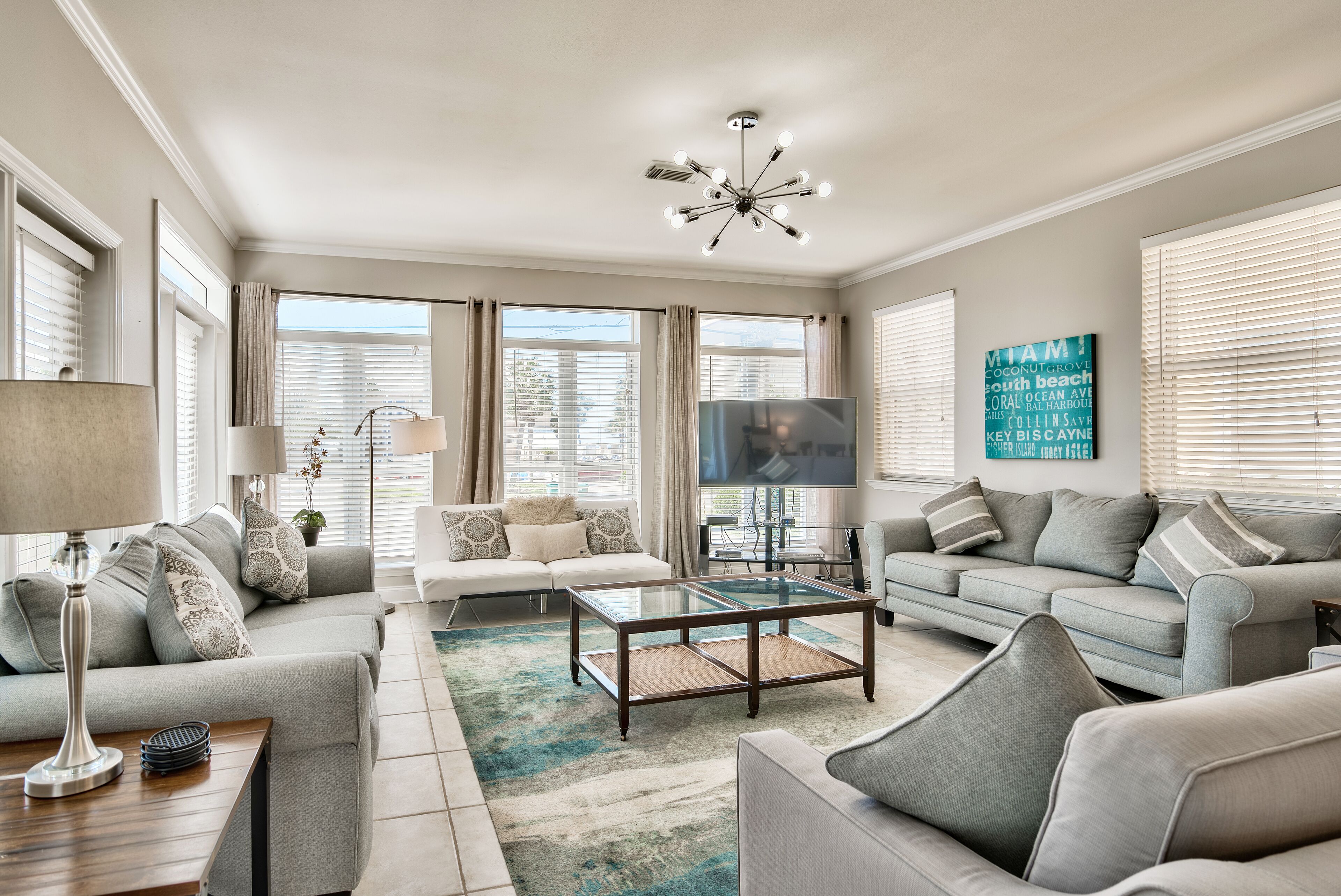 Smart-tv, een dvd-speler en een tafeltennistafel