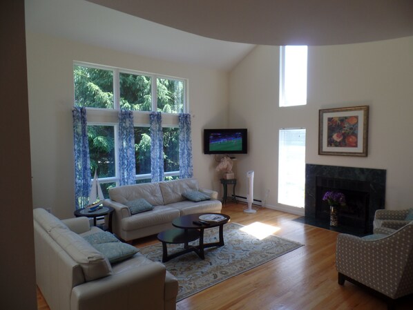 Smart TV, fireplace, DVD player, table football