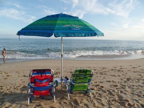 Nær stranden og solsenger