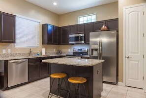 Frigorifero, microonde, forno, piano cottura